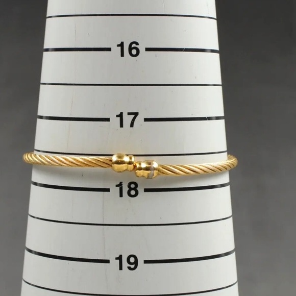 Gorgeous Gucci Pearl and Gold Watch - Picture 8 of 9